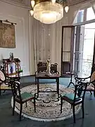 Sala con balcón del segundo piso