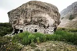Casa de piedra, atribuido a la cultura aconcagua, localizado en Farellones, Región Metropolitana de Santiago.