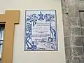 Azulejo en recuerdo de la Universidad de Mareantes en la Casa de las Columnas