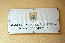 Placa de la Mancomunidad de Municipios Rincón de Ademuz en Casas Altas (2018).