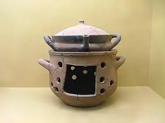 Cazuela sobre un anafre (siglos VI/IV a. C.) expuestos en el Museo del Ágora de Atenas.