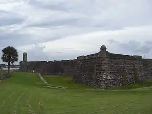 Vista del Castillo de San Marcos con la empalizada construida para proteger la ciudad.