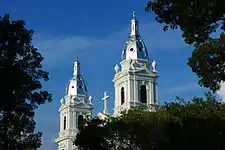 Cúpulas de la Catedral de Nuestra Señora de Guadalupe ubicada en el centro de la Plaza de Recreo Las Delicias.
