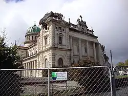 La catedral católica del Santísimo Sacramento tras el terremoto, donde se observa sus dos torres frontales prácticamente destruidas.