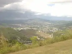 Vista del pueblo de Cayey desde la autopista PR-52