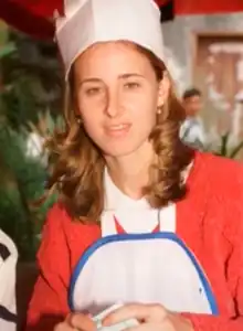Cecilia cubas preparando la merienda para pasar la tarde con los niños necesitados en una obra benéfica en Asunción, Paraguay  en el año 2002 realizando obras de caridad