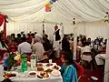 Las familias y los amigos suelen estar sentados en un gran salón durante la ceremonia