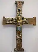 Cristo en la cruz, en cobre dorado y esmalte de Limoges, siglo&nbsp;XIII.
