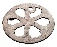 Crismón romano en bronce encontrado en Neerharen (Bélgica), 375-450, Museo Galorromano de Tongeren