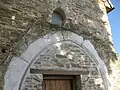 Extremo occidental y arco gótico con ventana original por encima