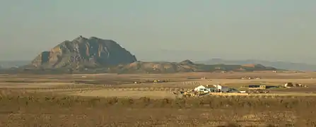 La cara SE del Almorchón domina un extenso terreno agrícola hasta las sierras del Oro y de Ricote