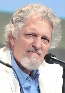 Clancy Brown, como Mr. Krabs, voces adicionales