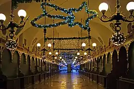 Interior de la lonja de los Paños con los puestos cerrados
