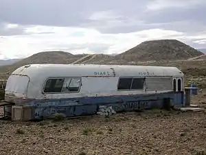 Restos de colectivo que unía Diadema con Comodoro. Nótese la geografía accidentada del barrio.