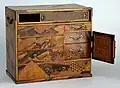 Gabinete de origen japonés (Hakone o Edo) llevado a Holanda por Jan Cock Blomhoff Opperhoofd de Dejima (1817–1824).