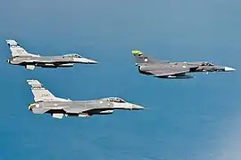 2 F16 de la Guardia Nacional Aérea de Carolina del Sur y un IAI Kfir de la Fuerza Aérea Colombiana en una misión de práctica sobre Colombia