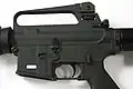 Seguro y liberador del cerrojo del AR-15A2.