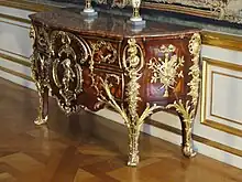 Cómoda con  orejas de Charles Cressent: pies adornados de bustos de mujeres jóvenes sonrientes, llamadas espagnolettes.