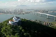 Convento da Penha, al lado el tercer Puente y al fondo la ciudad de Vitória.