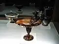 Copa con Cupido y dragón.
