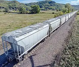 Vagones tolva cubiertos del Ferrocarril BNSF pasandos por La Crosse