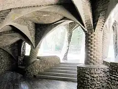 Subpórtico de entrada a la cripta