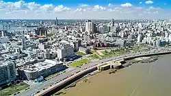 Vista aérea de la Plaza España y la Rambla en la Ciudad Vieja.