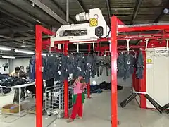 Proceso de tratamiento de la resina sobre pantalones vaqueros.