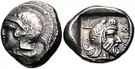 Moneda de Kherei. Circa 410-390 a. C. Anv: Cabeza de Atenea con casco. Rev: Cabeza de Kherei, portando tiara persa decorada con rama de laurel.