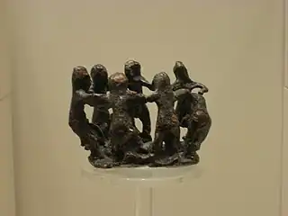 Grupo de siete mujeres desnudas bailando en círculo (¿ninfas?), ofrenda a Zeus, bronce (siglo&nbsp;VIII&nbsp;a.&nbsp;C.)