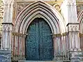 Portada, puerta izquierda. Bronce repujado (S. XIV)