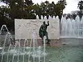 Detalle con el mapa del mundo abstracto y la estatua de Juan Sebastián Elcano