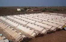 El condensador en Satapar en la India se compone de once crestas. Las crestas son trapezoidales en sección (top 50&nbsp;cm, base 200&nbsp;cm, dos lados inclinados 30&nbsp;grados respecto a la horizontal, altura 100&nbsp;cm) y cada uno es de 20&nbsp;m de largo. Las crestas están construidos sobre terreno de suave pendiente. Todas las crestas drenan en una tubería común en la parte inferior y que conduce a un almacenamiento bajo tierra. El agua para uso debe ser retirada mediante una bomba de mano. El sistema fue encargado a principios de abril de 2007. El coste total de la instalación ha sido Rs&nbsp;117&nbsp;000.