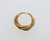 Arete; oro y plata; 1.5 × 0.4 × 1.4&nbsp;cm; Metropolitan Museum of Art