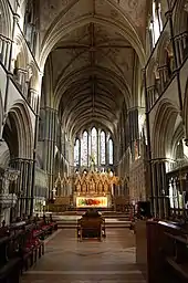 Vista del coro en Worcester muestra tanto el edificio como sus accesorios. Como en Salisbury, las columnas son detalladas con columnas Purbeck. El lado este tiene un grupo de cinco ventanas lancetadas, escalonadas para entrar en el arco de la bóveda, que se encuentra ricamente decorado con pintura. Los pisos son negros de losetas terracota. Detrás del altar, con su con su decorado moderno de colores brillantes, se encuentra un retablo del siglo&nbsp;XIX, diseñado para armonizar con las ventanas.