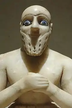 Estatua del superintendente Ebih II (detalle de la cabeza), 52,5&nbsp;cm de alto, procedente del templo de Ištar en Mari, período acadio, año 2400&nbsp;a.&nbsp;C., Museo del Louvre