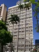 Fachada frontal en 2009, durante reforma y sin las brises.