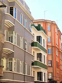 Edificios racionalistas en la Calle Vizcaya en barrio Os Mallos