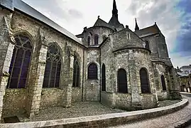 Cabecera de la iglesia vista desde la calle Saint-Laumer.