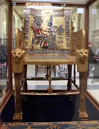 El Trono de Tutankamon; 1336–1327 BC; madera recubierta con placas de oro, plata, piedras semi preciosas, loza, vidrio y bronce: 1&nbsp;m; Museo Egipcio (Cairo)