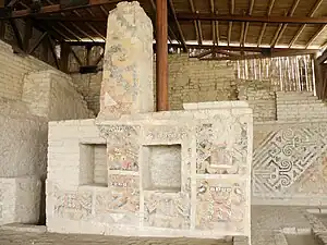 Frisos y columnata en la huaca Cao Viejo