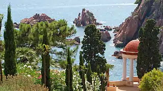 El mar desde el jardín