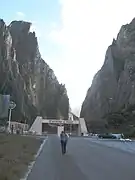 Camino hacia montañas de piedra caliza