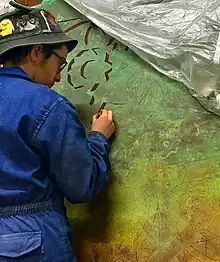Artista pedrazana elabora un mural de esgrafiado en la Escuela de Arte y Superior de Diseño Casa de los Picos, Segovia