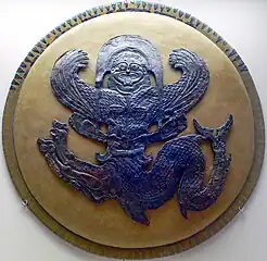 Episema de bronce de un escudo votivo, decoración repujada. Gorgona alada con parte de león y con cola de pez. (Segunda mitad del siglo&nbsp;VI&nbsp;a.&nbsp;C.)