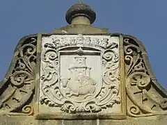 Escudo de la ciudad en el mercado municipal de abastos. Siglo&nbsp;XVIII. Obsérvese la corona murada.