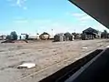 Playa de maniobras de la estación con mesa giratoria, desvíos, taller de reparaciones, vagones de carga y andém