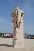 Estatua de Juan&nbsp;III de Portugal en la plaza de la universidad.