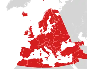 Mapa de países de Europa, norte de África y Asia Occidental en gris, con los límites de la Zona Europea de Radiodifusión superpuestos en rojo