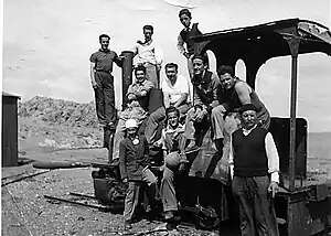 Locomotora a vapor junto a un galpón en un desvío del embarcadero en los últimos años del ferrocarril.